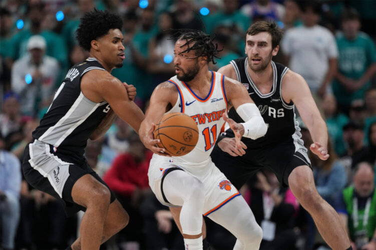 Knicks finish on 11-0 run, steal Game 1 from Spurs